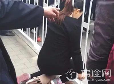 武汉女子头卡护栏身亡 公交站旁不慎摔倒竟丧命 惊人现场揭离奇致死内幕