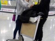 韩庚卢靖姗机场提行李深情对望！网友：这碗狗粮我接了！