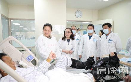 妻子割肝救夫真正上演同“肝”共苦 51岁女子割肝救夫献肝一家四口没一个躲感动医生