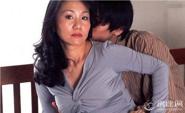 28岁男子和母同睡