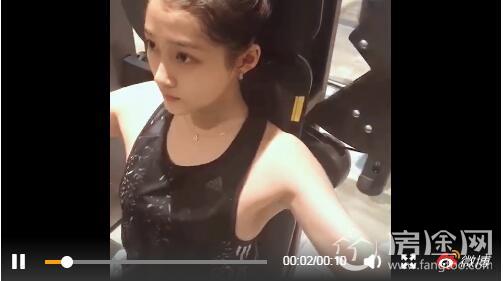 关晓彤晒素颜健身视频