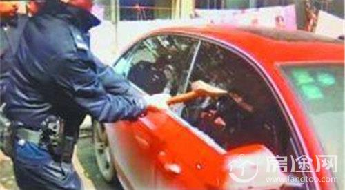 民警钻车内救婴儿