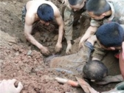 武警徒手救工人 徒手刨土救出两名被埋工人