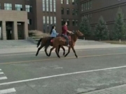 情侣在内蒙古大学校园骑马 网友：骑马上学被坐实