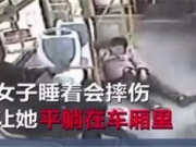 大学生扶熟睡女子走红网络 青岛公交暖男已被找到