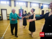 英国97岁老太教72年芭蕾 曾获授大英帝国勋章(图)
