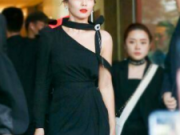 40岁的国民女神刘涛离开某酒店 露香肩身材还是那么养眼