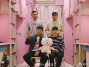 4名大学理工科男生将寝室装扮成粉红色海洋(图)