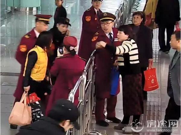 女子拒地铁安检 称黑白两道有人辱骂抓伤站务员 地铁撒泼奇葩事件盘点