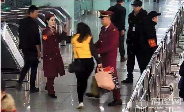 女子拒地铁安检 称黑白两道有人辱骂抓伤站务员 地铁撒泼奇葩事件盘点