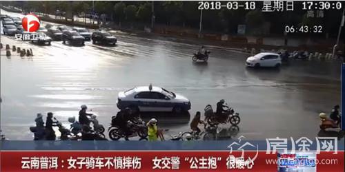 云南思茅区 女交警暖心公主抱