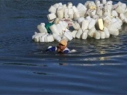 印尼村妇日游4千米取净水 只因农村河水受污染