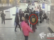 男子拒安检强闯地铁闸口 民警阻拦后竟被拽下楼梯