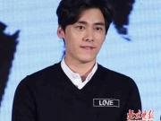 李易峰眼蒙纱布 粉丝纷纷评论：祝愿偶像早日康复