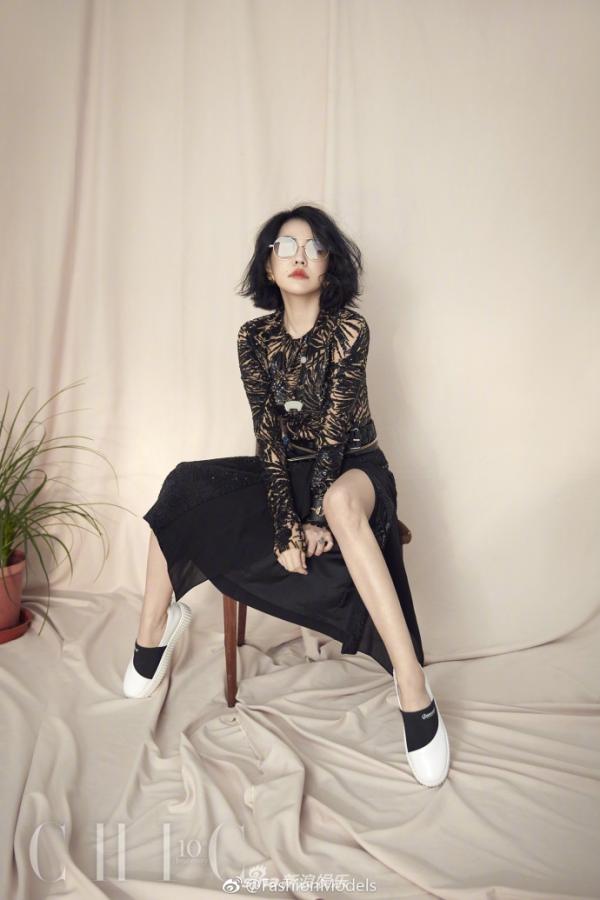 小S登封面性感美艳 辣妈大玩撞色延续以往的性感路线