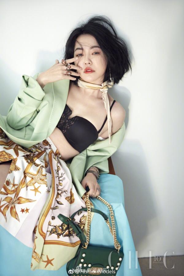 小S登封面性感美艳 辣妈大玩撞色延续以往的性感路线