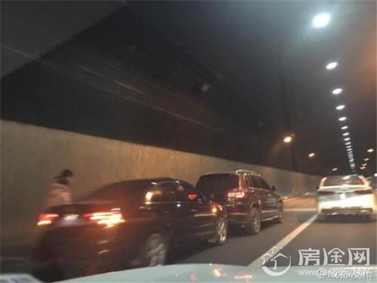广西隧道突发多起车祸致大面积缓行