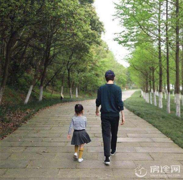 孙俪晒全家出游照 邓超高跟鞋等等长发抢镜 被曝刻意将邓超与女儿分开