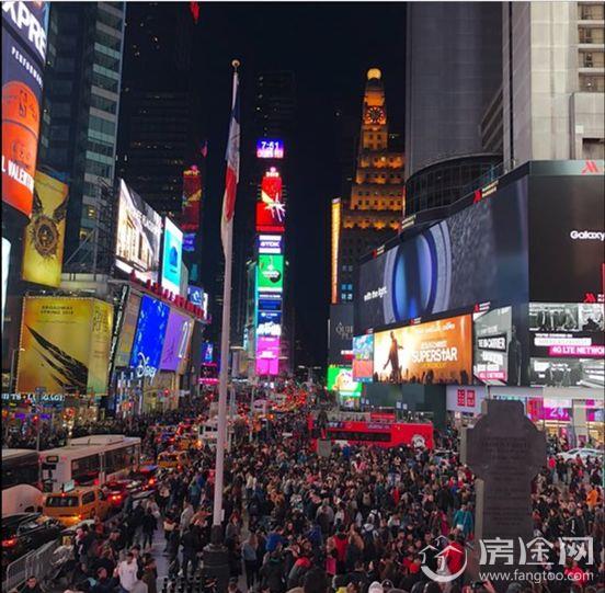 中国人扎堆在纽约时代广场打广告