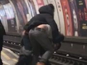 英国两男子地铁站打闹跌落轨道 幸被英勇乘客救出