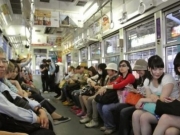 日本一老人“倚老卖老” 用纸张霸占整排列车座位