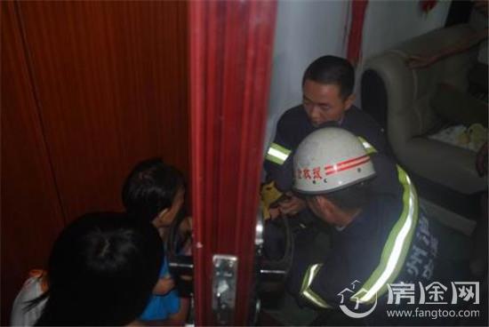 广州一女童贪玩手指卡门框