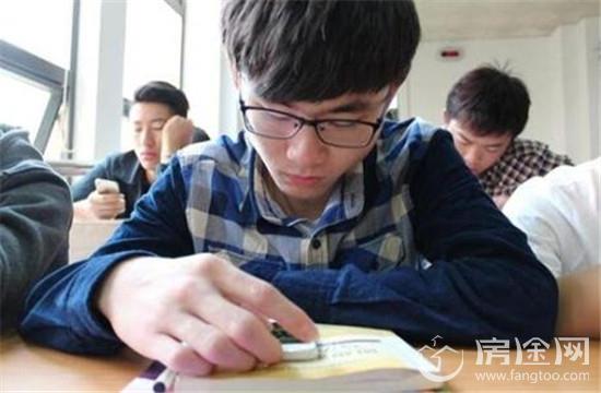 一边发微信红包一边上课