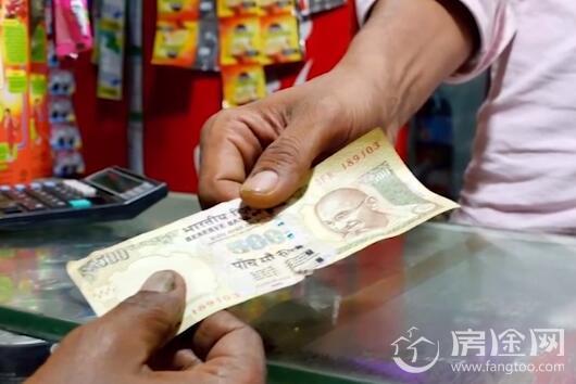 印度现金荒持续多日：印度多地ATM闹钱荒惹民众怒骂