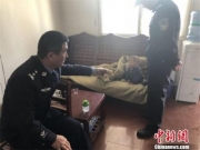 网上逃犯被抓获 警察轮流当“奶爸”照顾其孩子