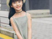 她是王思聪关注的最小网红 被称抖音第一小女神 9岁就与TFBOYS合作