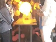 印度女孩点燃生日蜡烛引氢气球爆炸 身陷火海(图)