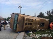 四川什邡客车侧翻 事故致8人受伤无人员死亡