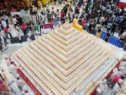 河南5吨重巨型“金字塔”蛋糕亮相 市民排队免费品尝