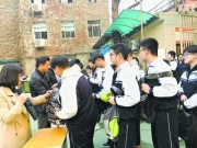 武汉一所高中设“安检门”：推行手机不进校(图)