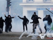巴黎游行惊现打砸致4伤 目前约有200人被捕