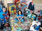 英国24岁女子狂热迷恋超人 12年花13万元收藏1750件纪念品